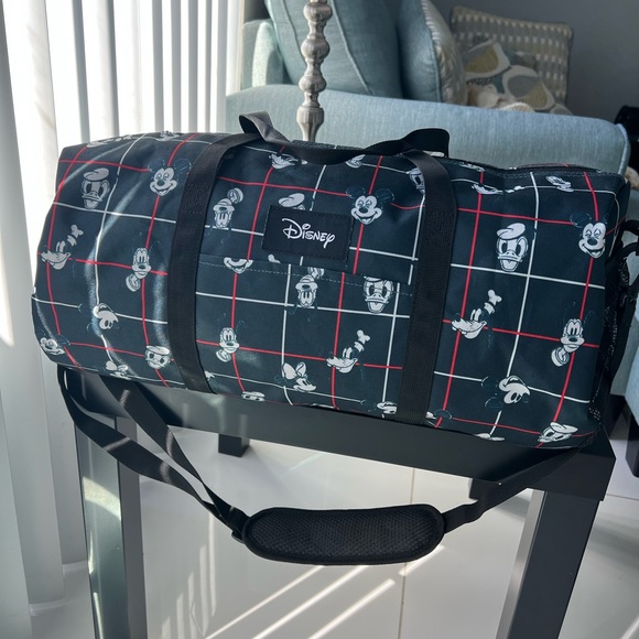 NWT travel bag Disney - Picture 2 of 5